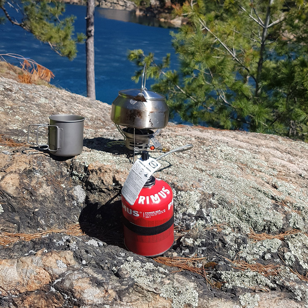 Campingkocher Primus Easy Fuel mit Primus Gaskartusche und Campingbecher